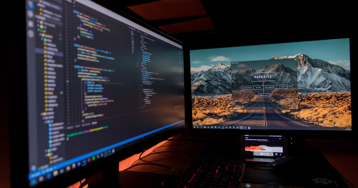 Deux écrans affichant du code en fonctionnement, symbole de processus qui tournent seuls